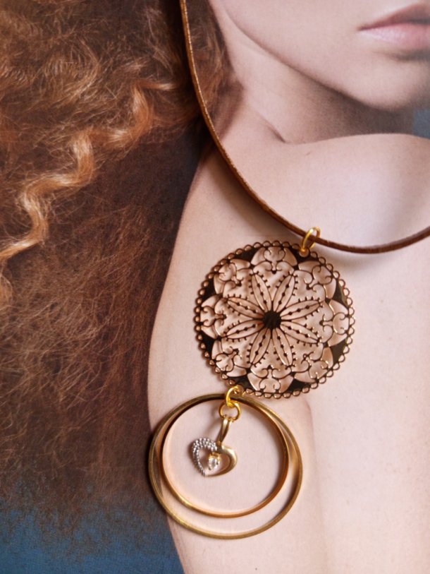 *pendentif r&eacute;alis&eacute; avec divers &eacute;l&eacute;ments de r&eacute;cup&eacute;ration, mont&eacute; sur lacet de cuir , r&eacute;glable en longueur par perle coulissante