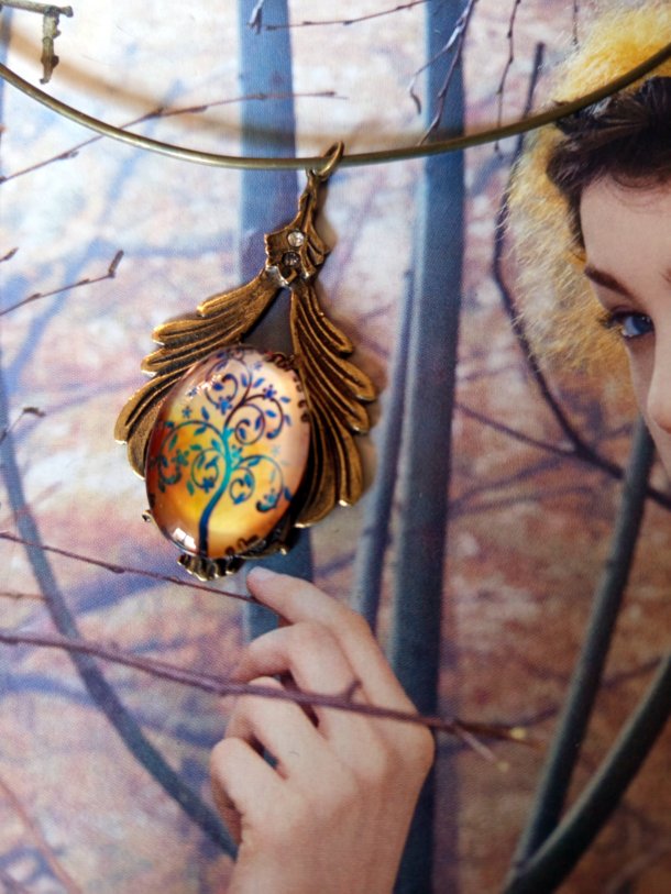 Pendentif r&eacute;alis&eacute; &agrave; partir d'&eacute;l&eacute;ments de r&eacute;cup&eacute;ration(vendu avec tour de cou)