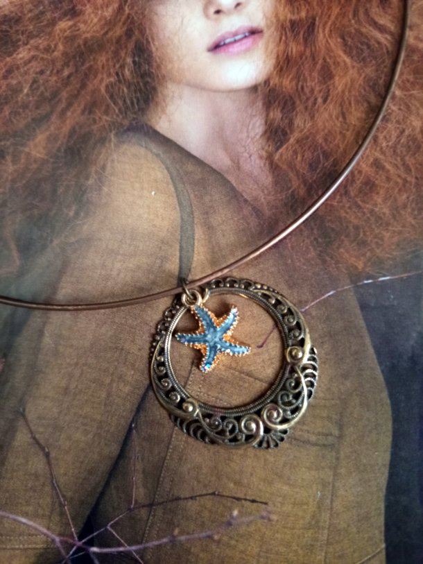 Pendentif r&eacute;alis&eacute; &agrave; partir d'&eacute;l&eacute;ments de r&eacute;cup&eacute;ration(vendu avec tour de cou)