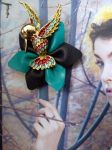Très belle broche fleur de cuir turquoise et noire et bel oiseau, réalisée avec divers éléments de récupération