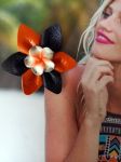 Très belle broche fleur de cuir réalisée avec divers éléments de récupération