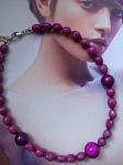 Collier violet réalisé avec perles de récupération, monté sur câble