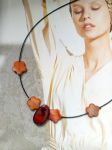 Collier réalisé avec perle et fleurs séchées (récupération), monté sur câble