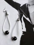 boucles 7cm long , perles céramique noire et récupération , pour oreilles percées. A vendre par deux ou à l'unité (6 euros) (Me contacter avant l'achat)