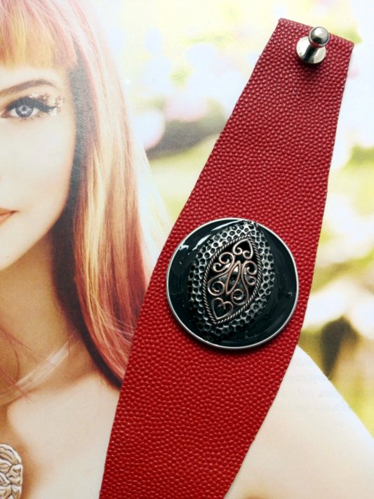Bracelet Manchette (bras ou cheville) cuir véritable et capsule de café agrémentée d'un élément filigrané de récupération (métal). Cuir très souple, adaptable à la taille du poignet (6 trous) . Longueur totale de la manchette : 24.5cm