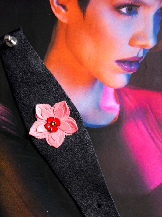 Bracelet Manchette (bras ou cheville) cuir véritable agrémenté d'éléments de récupération, fleur de cuir et coquelicot émaillé . Cuir très souple, adaptable à la taille du poignet (6 trous) . Longueur totale de la manchette : 24.5cm