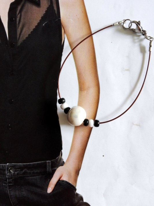 petit bracelet monté sur câble, perles en céramique et verre. longueur 18 cm