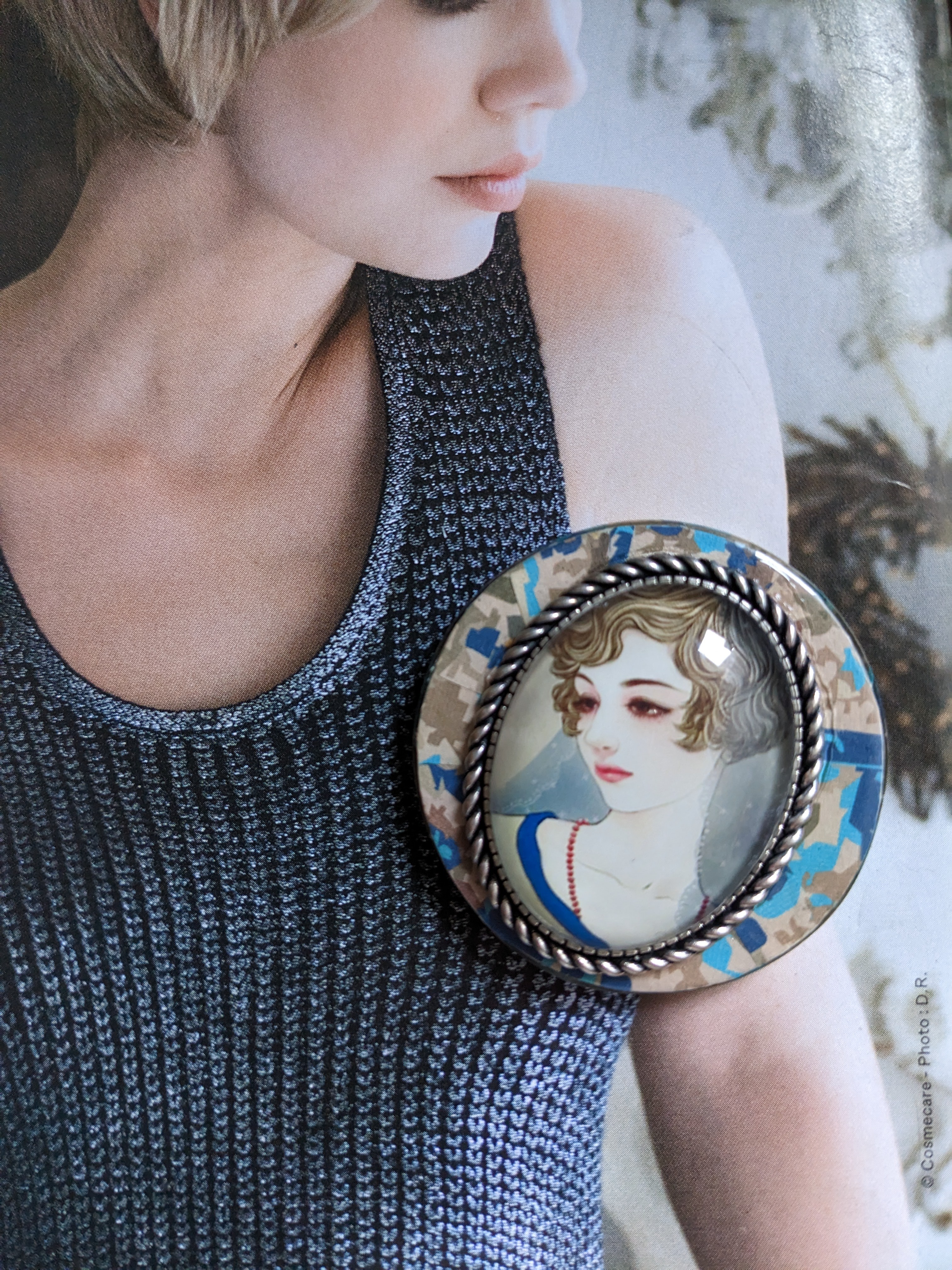 Superbe broche vintage réalisée avec un élément de récupération associée à un cabochon de verre.