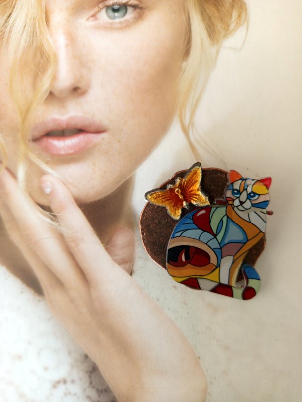 Broche " petit chat métissé" réalisée à partir de divers éléments de récupération