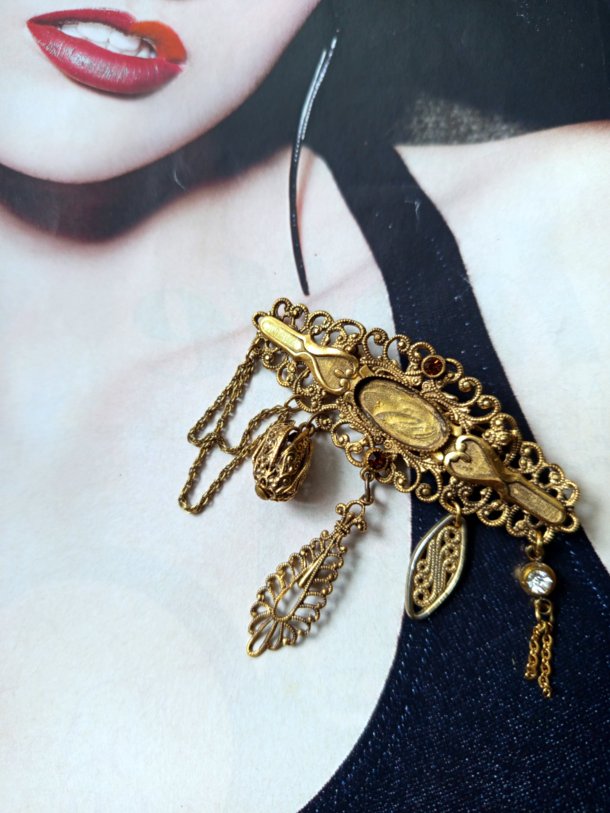 Très belle broche vintage réalisée à partir de divers éléments de récupération