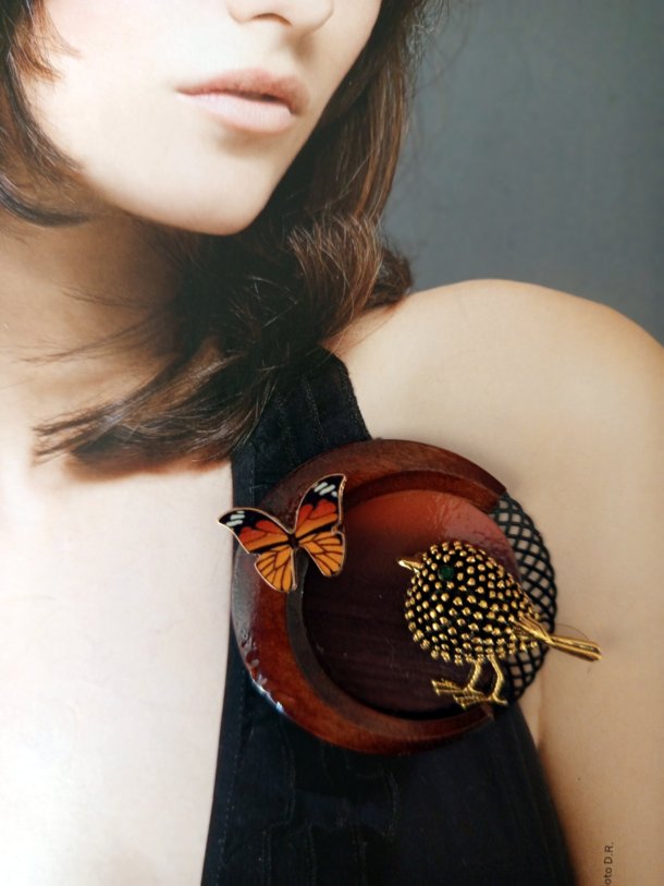 Broche r&eacute;alis&eacute;e &agrave; partir de divers &eacute;l&eacute;ments de r&eacute;cup&eacute;ration