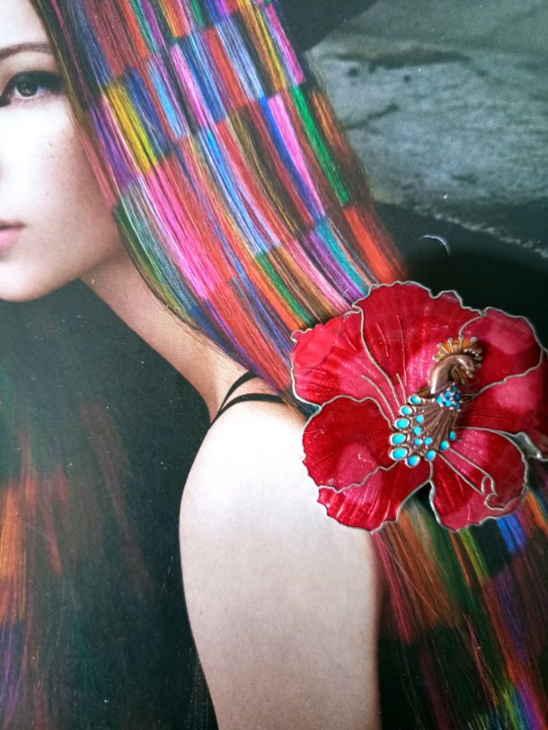 Broche fleur d'&eacute;mail, c&oelig;ur de paon,   r&eacute;alis&eacute;e &agrave; partir de divers &eacute;l&eacute;ments de r&eacute;cup&eacute;ration