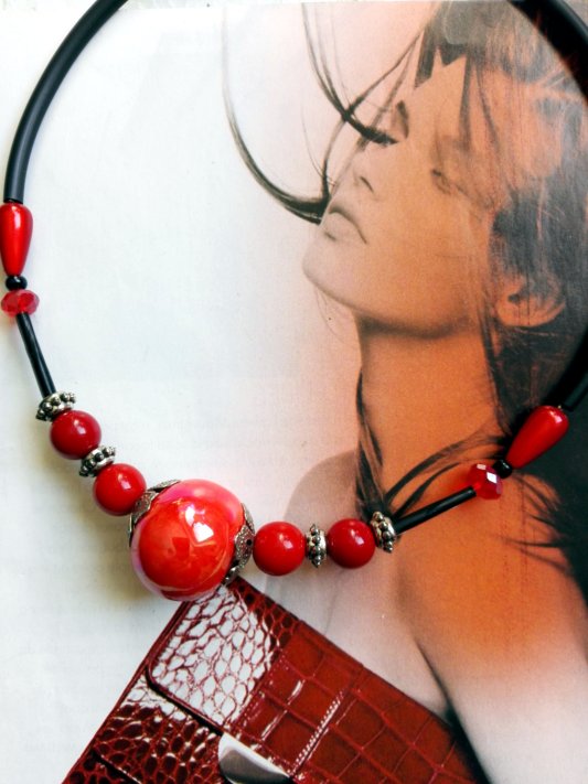 collier capsule ras de cou , à dominante rouge, superbe perle centrale en céramique, monté sur câble