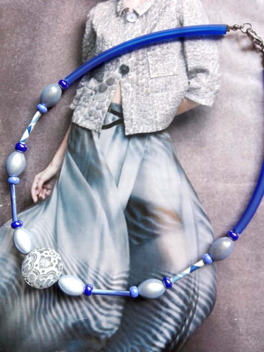 collier capsule ras de cou , aux couleurs pastel bleutées, perle centrale très originale et pleine de transparence. Monture sur câble