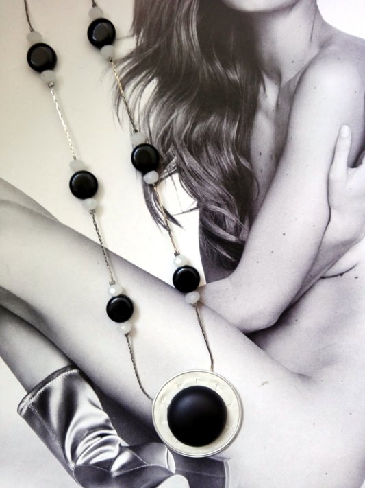 Sautoir(66cm) noir et blanc, capsules de café et perles de récupération , monté sur serpentine