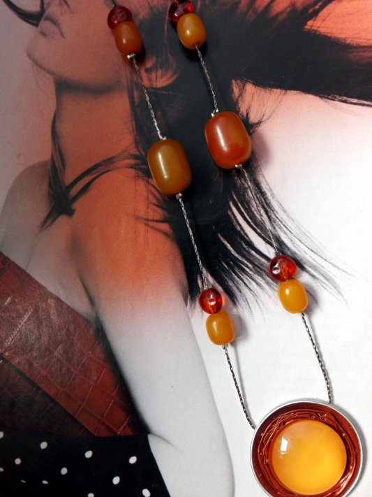 Collier capsule de café et perles de récupération (verre et ambre véritable) , monté sur serpentine