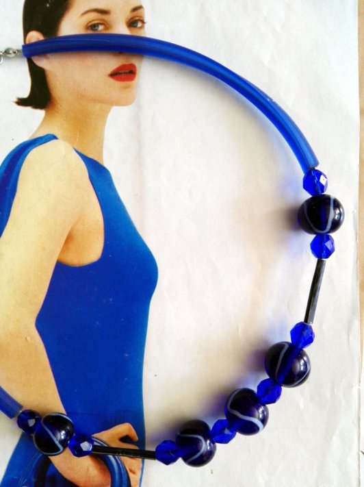 Collier total look bleu nuit et bleu électrique, perles de récupération , monté sur câble recouvert de bunacord.