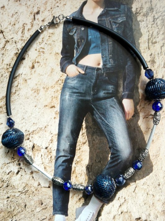 Collier  bleu et argent, perles de récupération , monté sur câble recouvert de bunacord. très joli porté avec des tenues jeans décontractées