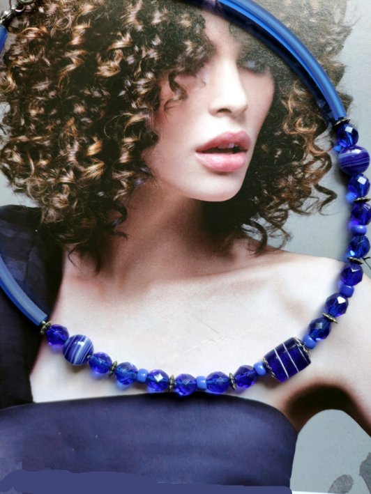 Collier diverses perles de récupération, camaïeu de bleus lumineux , , monté sur câble recouvert de bunacord.