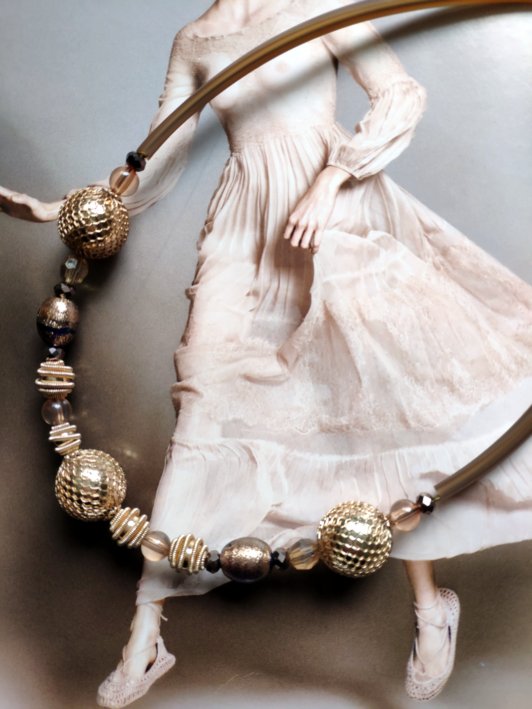 Collier réalisé avec de superbes perles de récupération, aux tonalités dorées,  monté sur câble recouvert de bunacord.