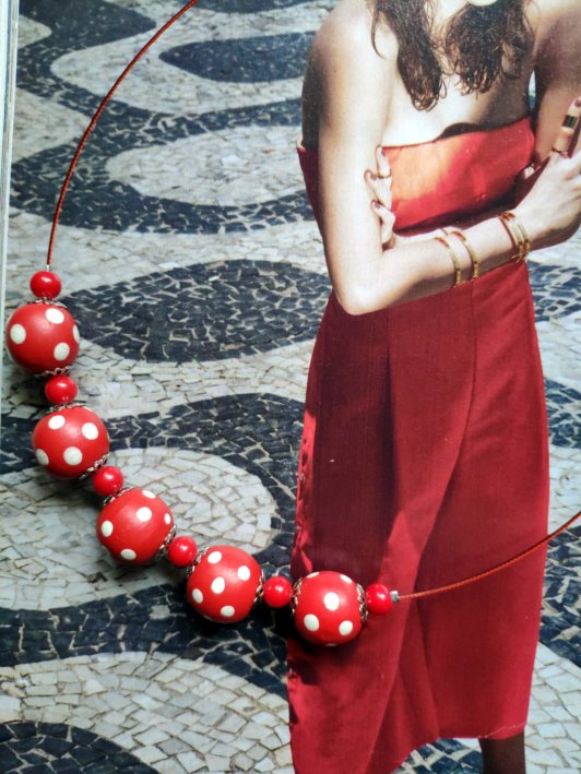 Retour aux sixties avec ce collier pin-up , petits pois rouges et blancs sur grosses perles de bois, (récupération) , monté sur câble