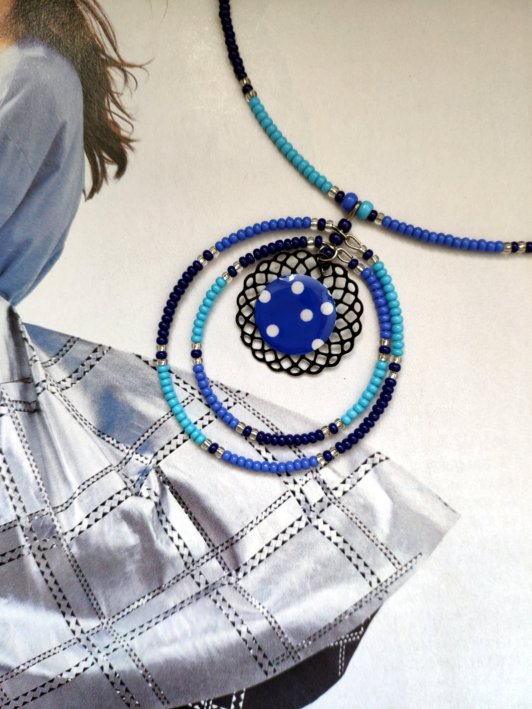collier perles de récupération, petits pois bleus et turquoises de l'autre côté