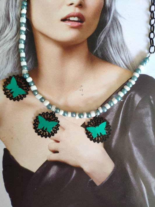 collier capsule et petites perles de verre , jolis papillons turquoise , plein de fraîcheur!