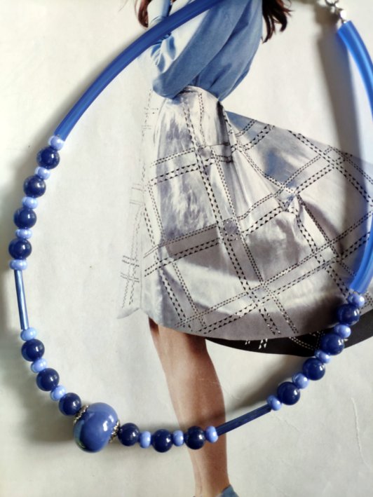 Collier capsules de café et perles aux tons bleutés, monté sur câble recouvert de bunacord.