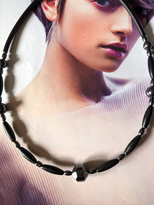 Collier réalisé avec perles de récupération, monté sur câble recouvert de bunacord