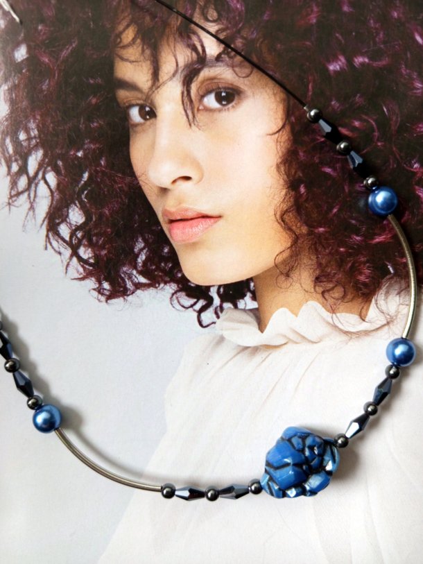 Collier réalisé avec perles de récupération, monté sur câble