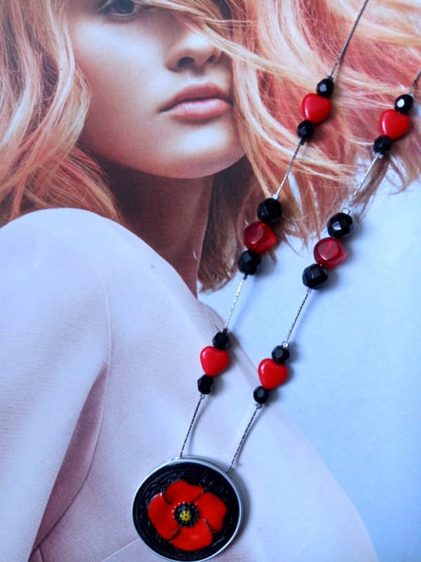 Collier rouge et noir (environ 52cm)réalisé avec capsule de café, coquelicot émail et perles de récupération , monté sur serpentine.