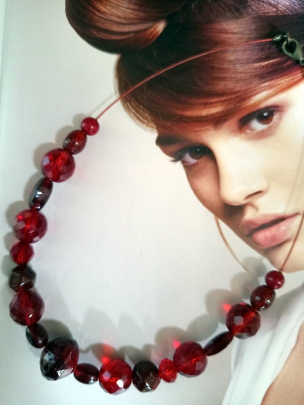 Collier réalisé avec perles de récupération, monté sur câble