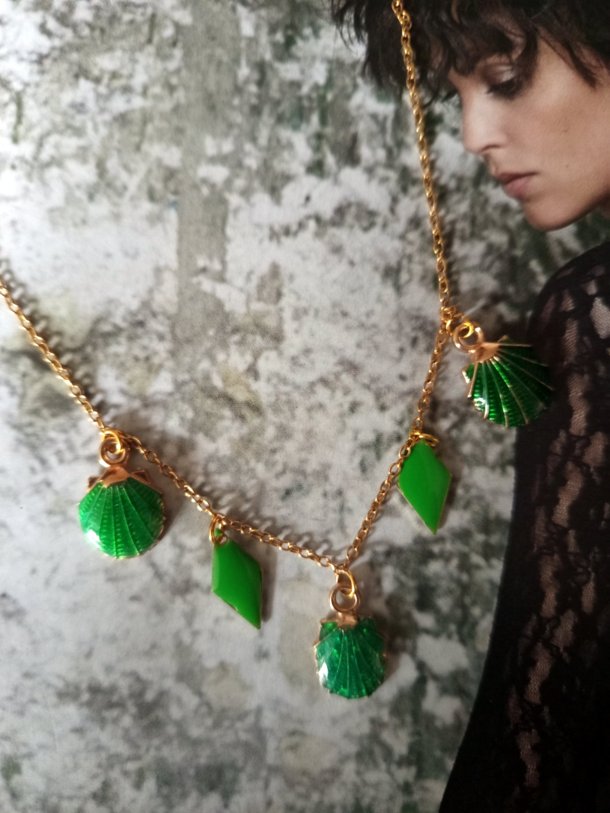 Collier breloques, r&eacute;alis&eacute; &agrave; partir de r&eacute;cup&eacute;ration et mont&eacute; sur cha&icirc;ne (neuve) en acier inoxydable
