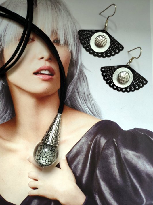 Offre cadeau duo boucles pour oreilles percées et sautoir réglable en longueur par perle coulissante (max : 80cm),jolie  perle unique en verre