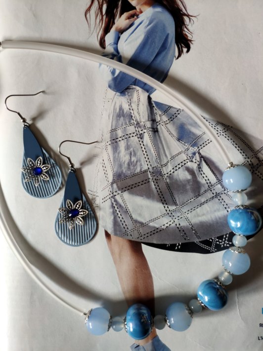 Offre cadeau duo boucles très légères  pour oreilles percées et collier capsules de café , dont très jolies perles céramique et verre,monté sur câble recouvert de bunacord.