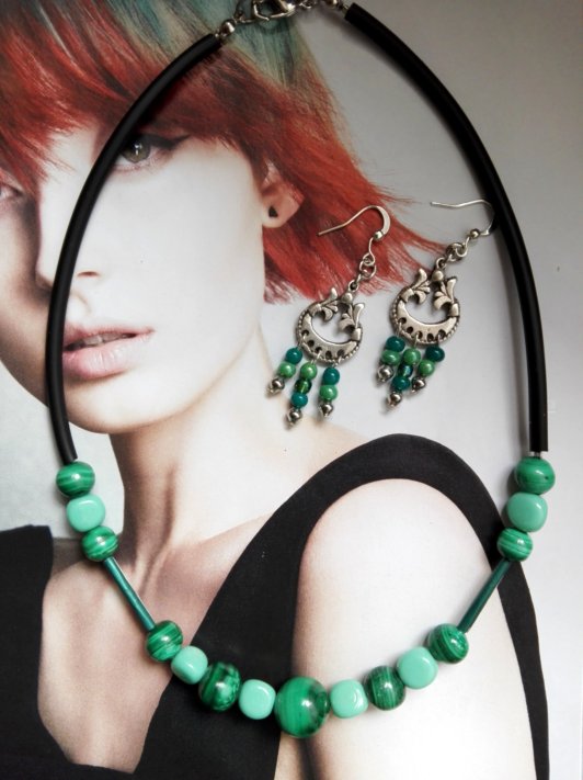 offre duo recyclage et récupération,aux teintes pures et délicates, collier camaïeu vert d'eau monté sur câble recouvert de bunacord  et petites boucles assorties, pour oreilles percées.