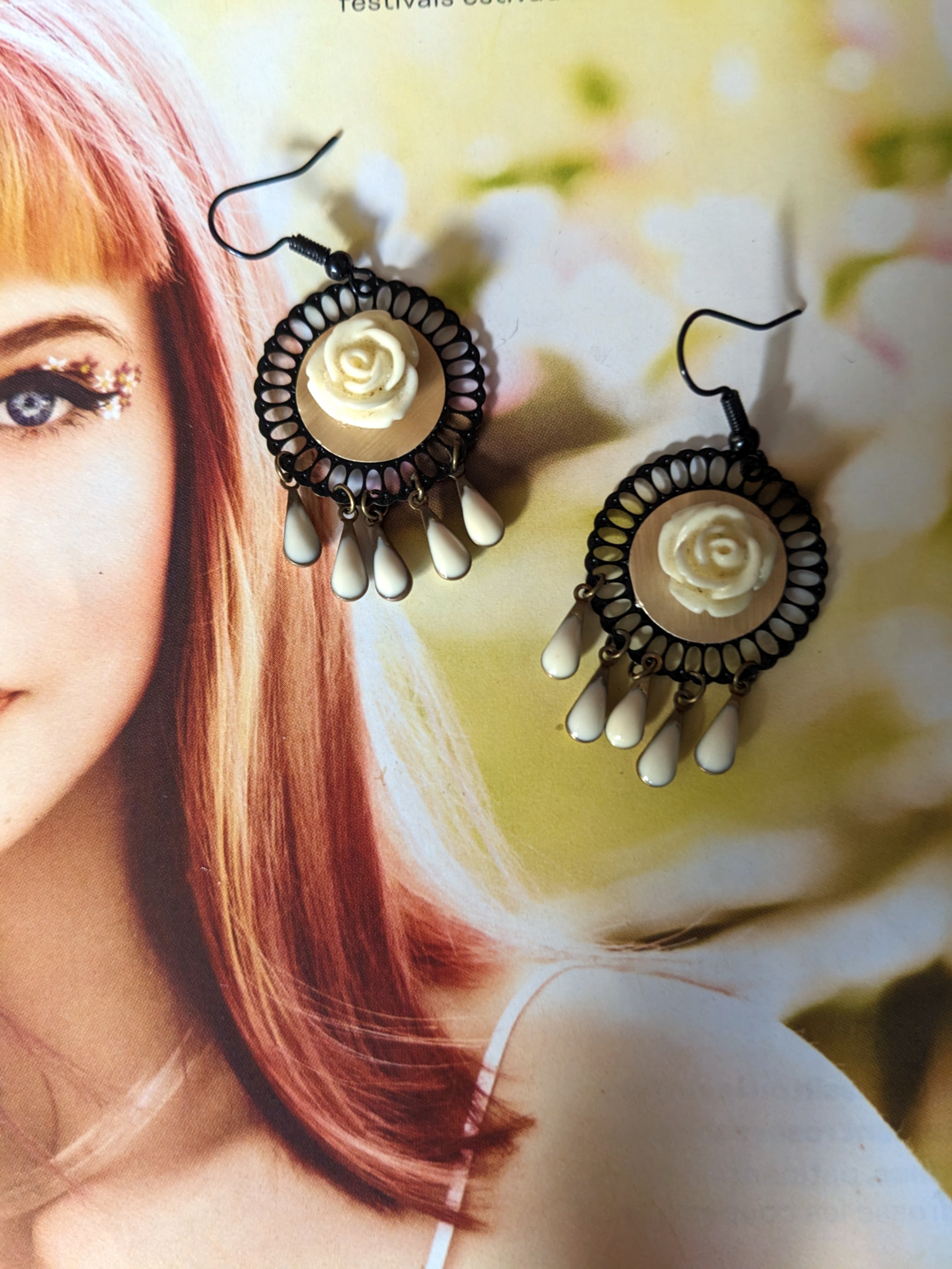 Boucles d'oreilles réalisées avec éléments de récupération, pour oreilles percées ou non