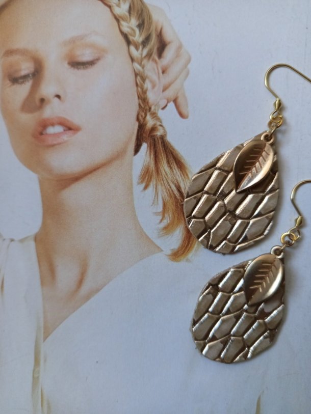 Boucles d'oreilles réalisées avec cuir et éléments de récupération, pour oreilles percées