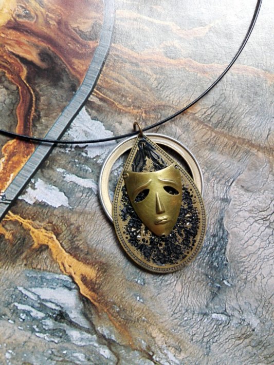 pendentif réalisé avec capsule de café et éléments de récupération (motif métal doré)vendu avec tour de cou