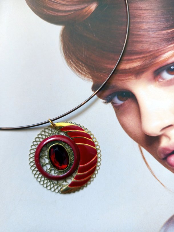 Pendentif r&eacute;alis&eacute; &agrave; partir d'&eacute;l&eacute;ments de r&eacute;cup&eacute;ration(vendu avec tour de cou)