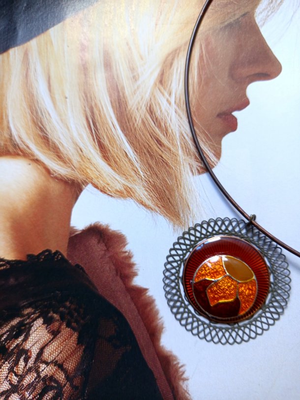 Pendentif r&eacute;alis&eacute; &agrave; partir d'&eacute;l&eacute;ments de r&eacute;cup&eacute;ration(vendu avec tour de cou)