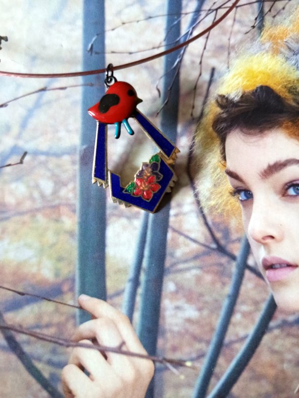 pendentif r&eacute;alis&eacute; avec divers &eacute;l&eacute;ments de r&eacute;cup&eacute;ration