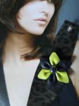Bracelet Manchette (bras ou cheville) cuir véritable agrémenté d 'une fleur de cuir de récupération . Cuir très souple, adaptable à la taille du poignet (6 trous) .