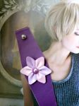 Bracelet Manchette (bras ou cheville) cuir véritable agrémenté d 'une fleur de cuir de récupération . Cuir très souple, adaptable à la taille du poignet (6 trous) . Longueur totale de la manchette : 24.5cm