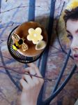 Très jolie broche "sauvons les abeilles " réalisée à partir de divers éléments de récupération