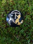 Amusante petite broche chiens réalisée à partir de divers éléments de récupération