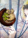 Très jolie broche koala réalisée avec divers éléments de récupération