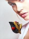 Broche coccinelle r&eacute;alis&eacute;e &agrave; partir de divers &eacute;l&eacute;ments de r&eacute;cup&eacute;ration