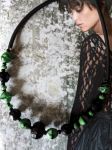 Collier vert et noir, réalisé avec perles de récupération, monté sur câble recouvert de bunacord