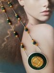 Collier vert et doré (environ 52cm)réalisé avec capsule de café, élément et perles de récupération , monté sur serpentine.